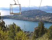 Teleférico para o Cerro Campanário, com vista para o lago e a região