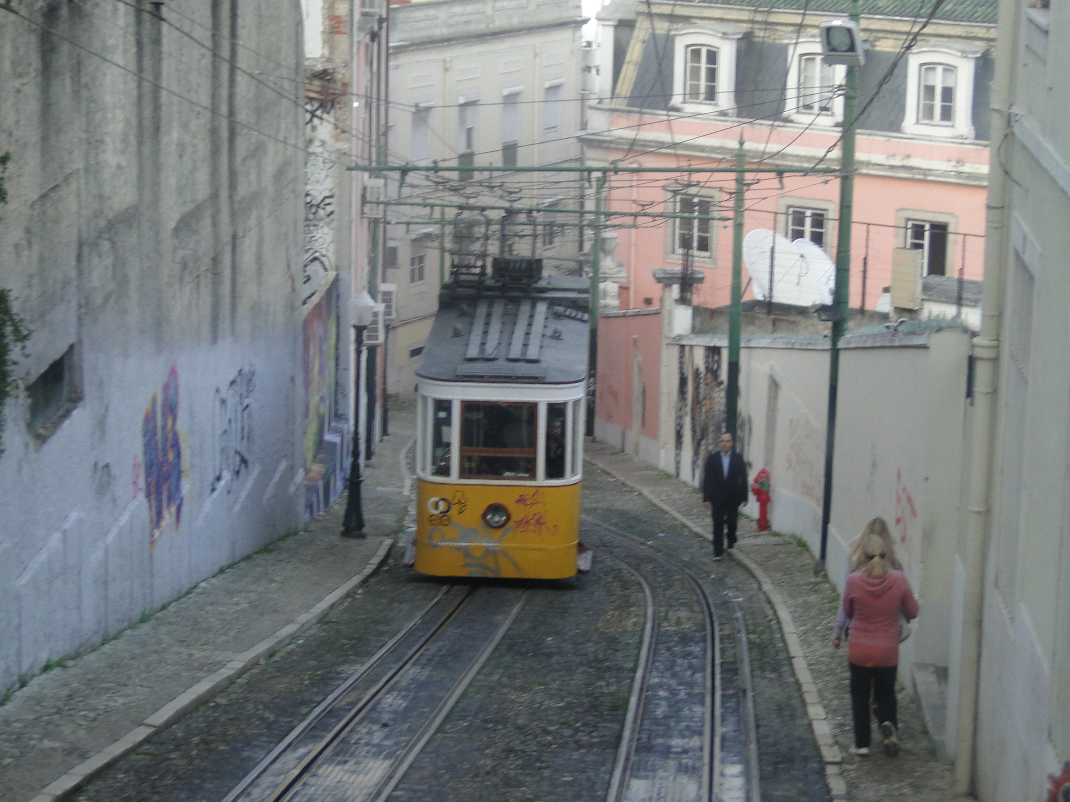 Em ladeiras apertas, o eléctrico mantém a tradição em Lisboa