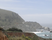 A Highway 1, que tem grande trecho à beira do Oceano Pacífico, um recorte entre a a montanha e o mar
